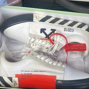 Size ten Off- White Virgil couldn’t fit them so trying to get them off.